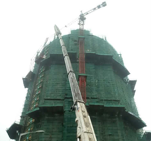 来安吊车在工地上作业